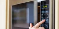 Reflita primeiro sobre as necessidades da sua família antes de comprar um micro-ondas – Foto: Shutterstock  Foto: Guia da Cozinha