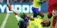 Falta cometida em Neymar durante estreia do Brasil na Copa do Catar, nesta quinta-feira, 24  Foto: Amanda Perobelli/Reuters