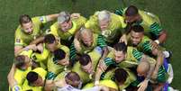 Jogadores do Brasil fazem a festa em Lusail: vitória sobre a Sérvia por 2 a 0 na estreia de ambas as seleções no Mundial  Foto: Peter Cziborra/Reuters