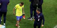 Neymar deixa jogo com tornozelo inchado   Foto: Molly Darlington / Reuters