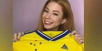 Influencer erra e compra camisa do Cruzeiro achando que é do Brasil  Foto: Reprodução/Instagram