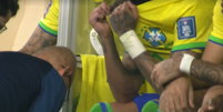 Neymar chora após se machucar no jogo de estreia da Seleção   Foto: TV Globo