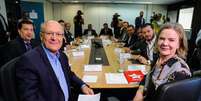 Alckmin e Gleisi em reunião com o Conselho Político do gabinete de transição  Foto: Estadão