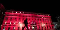 Palácio Chigi, sede do governo italiano, é iluminada de vermelho para homenagear vítimas de violência de gênero  Foto: ANSA / Ansa - Brasil