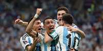 Messi (10) comemora seu gol, o primeiro da vitória da Argentina sobre México  Foto: Pedro Nunes/Reuters