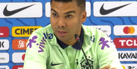 O volante Casemiro durante coletiva da Seleção Brasileira neste sábado, 26  Foto: Reprodução/TV Globo