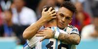 Lionel Messi e Lautaro Martinez se abraçam em vitória do México  Foto: Hannah Mckay / Reuters