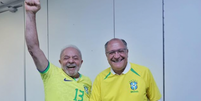 Lula postou foto com Geraldo Alckmin celebrando vitória do Brasil na Copa do Mundo 2022 (Foto: Reprodução/Instagram)  Foto: Lance!