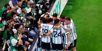 O argentino Lionel Messi comemora seu primeiro gol com os companheiros  Foto: Reuters/Fabrizio Bensch