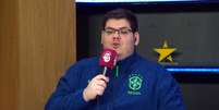 Streamer Casimiro Miguel em transmissão na Copa do Mundo de 2022  Foto: Reprodução / YouTube Cazé TV / Lance!