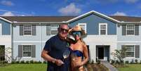 Juntos há 22 anos, Galvão e Desirée diante da casa em condomínio na região de Orlando  Foto: Reprodução