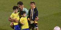 Lucas Paquetá com os filhos e o sobrinho no treino da Seleção em Doha (Foto: NEIL HALL / EFE / EPA)  Foto: Lance!