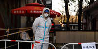 Na China, ainda é comum ver pessoas na rua vestidas com trajes de proteção, cujo uso foi popularizado durante a pandemia  Foto: Reuters / BBC News Brasil