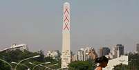 Obelisco do Ibirapuera enfeitado com símbolos da luta contra a doença  Foto: PATRÍCIA SANTOS/ESTADÃO CONTEÚDO