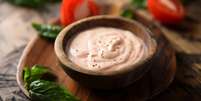 Guia da Cozinha - Como fazer molho rosé? Prepare e use em saladas, petiscos ou massas  Foto: Guia da Cozinha