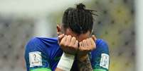 Alex Telles deixa o campo chorando após lesão contra Camarões  Foto: REUTERS/Dylan Martinez