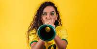 Torcer pelo Brasil na Copa do Mundo requer cuidados com a voz e a audição  Foto: Shutterstock / Alto Astral