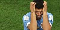Suárez cai no choro após eliminação do Uruguai na Copa do Mundo (Foto: EFE/EPA/Tolga Bozoglu)  Foto: Lance!