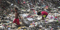 Crianças em Bangladesh são pagas com valores baixos para catar objetos em lixão  Foto: Getty Images / BBC News Brasil