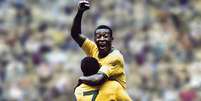 Imagem mostra Pelé comemorando um gol em Copa do Mundo.  Foto: Imagem: Reprodução / Alma Preta
