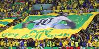 Pelé foi homenageado pelos torcedores brasileiros na partida contra Camarões  Foto: ANSA / Ansa - Brasil