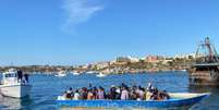 Barco com migrantes na costa de Lampedusa, sul da Itália  Foto: ANSA / Ansa - Brasil