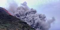 Stromboli est&aacute; em intensa atividade desde domingo  Foto: Ansa / Ansa - Brasil