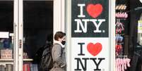 Um homem passa por uma placa que diz: 'Eu amo Nova York'  Foto: Getty Images / BBC News Brasil