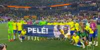 Jogadores da Seleção Brasileira seguram faixa com foto do Pelé  Foto: Reprodução/TV Globo