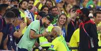 Neymar abraça Alex Telles, que está fora da Copa, após gol de pênalti  Foto: REUTERS/Carl Recine