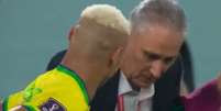 Tite faz 'Dança do pombo' em terceiro gol de Richarlison  Foto: Reprodução