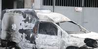 Criminosos colocaram fogo em um ônibus e em dois carros durante uma tentativa de assalto a caixas eletrônicos em um supermercado no Parque Residencial Cocaia  Foto: ADELEKE ANTHONY FOTE/THENEWS2 / Estadão