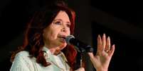 Cristina Fernández de Kirchner ouviu a sentença por videoconferência em seu gabinete  Foto: Reuters / BBC News Brasil