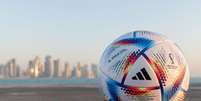 Al Rihla, a bola da Copa do Mundo, está à venda em cinco versões em site da Adidas (Foto: Divulgação/Adidas)  Foto: Lance!