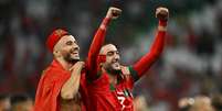 Hakim Ziyech e Romain Saiss celebram vitória do Marrocos diante da Espanha  Foto: Reuters
