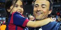 Luis Enrique com a filha no colo nos tempos em que treinava o Barcelona (Ina Fassbender/AFP)  Foto: Lance!