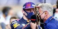 Max Verstappen comemorou a pole no Bahrein com bolo na cara do aniversariante do dia, David Coulthard   Foto: Getty Images/Red Bull Content Pool / Grande Prêmio