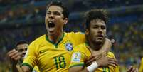 Hernanes (à esquerda) e Neymar comemoram o segundo gol do camisa dez na partida  Foto: IVAN ALVARADO / REUTERS