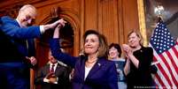 Em um dos seus últimos atos de liderança na Câmara dos Representantes, Nancy Pelosi se emocionou ao assinar o projeto de lei  Foto: DW / Deutsche Welle