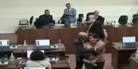 Vereadora foi vítima de assédio em sessão da Câmara de Florianópolis  Foto: Reprodução/Twitter:@carlaayres