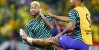 Neymar e Danilo em aquecimento antes do jogo contra a Cro&aacute;cia   Foto: REUTERS/Suhaib Salem