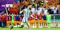 Na etapa de cobrança de pênalti, Messi é o primeiro a bater e marca para a Argentina nesta sexta-feira, 9, em jogo contra a Holanda pelas quartas de final da Copa do Catar.   Foto: Bernadett Szabo  / Reuters
