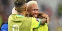 Neymar é consolado após Brasil perder nas quartas-de-final  Foto: Matthew Ashton - AMA/Getty Images / BBC News Brasil