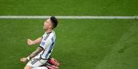 Lautaro Martínez cobrou o pênalti decisivo da Argentina contra a Holanda (FRANCK FIFE / AFP)  Foto: Lance!