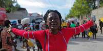 Woman cries as people are displaced by gang violence, Port-au-Prince, 19 November, 2022  Foto: Reuters / BBC News Brasil