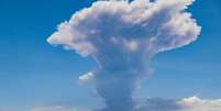 O vulc&atilde;o Lascar emitiu uma coluna de fuma&ccedil;a que atingiu 6.000 metros.  Foto: Getty Images / BBC News Brasil
