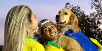 Raphinha ao lado da esposa, Natália, e do cachorro de estimação  Foto: Reprodução/Instagram