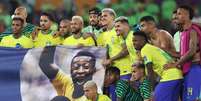 Jogadores da sele&ccedil;&atilde;o brasileira homenageando o ex-craque Pel&eacute; no jogo contra a Coreia do Sul  Foto: ANSA / Ansa - Brasil