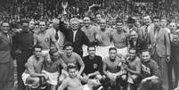 Pozzo ergue a ta&ccedil;a Jules Rimet ap&oacute;s a vit&oacute;ria da It&aacute;lia na Copa do Mundo de 1938  Foto: Getty Images / BBC News Brasil