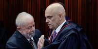Presidente eleito Luiz Inácio Lula da Silva (PT) abraça Alexandre de Moraes, presidente do TSE, durante cerimônia de diplomação  Foto: REUTERS/Ueslei Marcelino